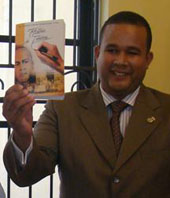 El Sindico de Tenares Emmanuel Escaño, muestra orgulloso un ejemplar del libro "LA HISTORIA DE TENARES" de Tite Concepcion